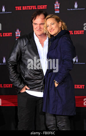 Quentin Tarantino, Zoe Bell im Rahmen einer Zeremonie wie Quentin Tarantino wird mit Hand & Fußabdrücke im TCL Chinese Theater IMAX am 5. Januar 2016 in Los Angeles, CA geehrt. Stockfoto