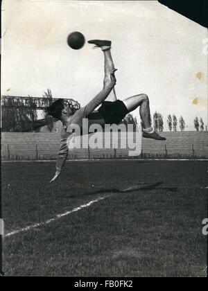 1968 - ungarischen Star Spieler bereiten für ihre internationalen Maton mit England - AT Wembley: die Sterne Fußballer in Ungarn - sind jetzt in strengen Tarieren in Bereitschaft für ihren Besuch Ti dieses Landes - in dem sie das Team England im Wembley-Stadion am 25. November. Die führenden Spieler sind, Sándor Kocsis, spielt nach vorne - Zentrum 0 und wer hat eine einzigartige Technik in der Rubrik; Eine intelligente Torhüter Gyula Crosics - Wer sagt, dass er stoppt alles sendet die englischen Nationalmannschaft entlang- und Ferenc Puskas - Wer gilt als der beste Ziel-"getter" des Landes - und nicht erwartet zu ve Stockfoto