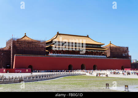 Peking - der Blick auf die Verbotene Stadt mit vielen Touristen Stockfoto