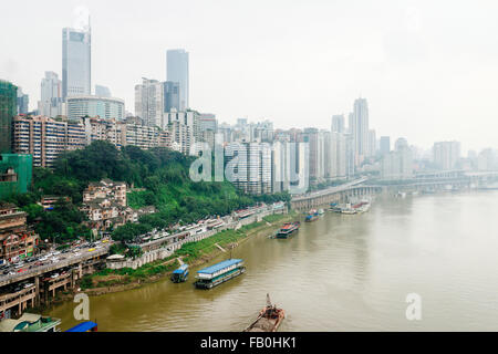 Chongqing, China - die Ansicht von Gebäuden der Yuzhong Halbinsel und Changjiang-Flusses in der Tageszeit. Stockfoto