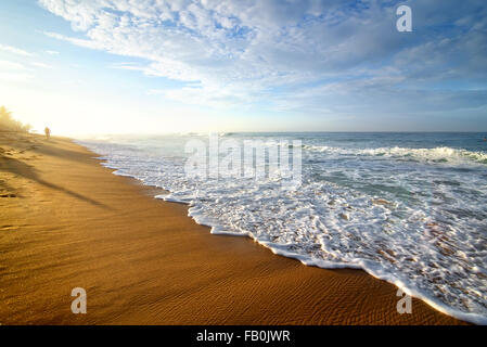 Hellen Morgen auf einem sandigen Strand des Ozeans Stockfoto
