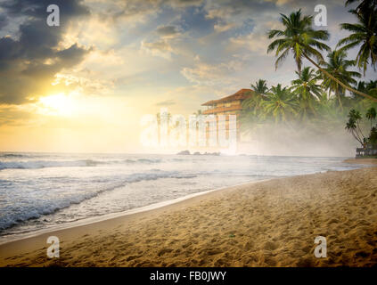 Morgennebel über sandigen Strand des Ozeans Stockfoto