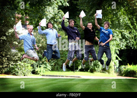 Ein Level Ergebnisse Schultag Cheadle Hulme.  Oxford und Cambridge gebunden Studenten feiern. Stockfoto