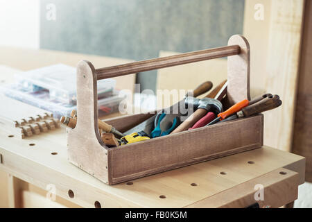 Holz Werkzeugkasten mit Werkzeugen auf Werkbank Stockfoto