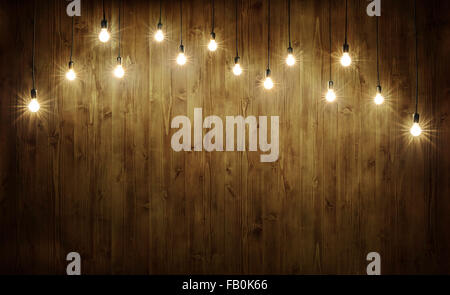 Glühbirnen auf dunklem Holz Stockfoto