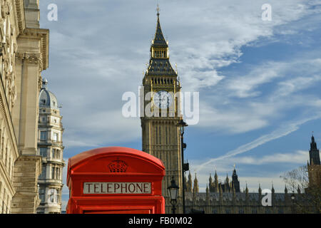 Rote Telefonzelle mit Big Ben im Hintergrund London Vereinigtes Königreich Stockfoto