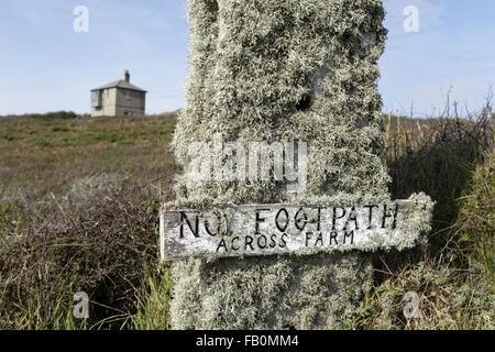 Verwitterte Zeichen kein Fußweg über Farm in Cornwall, Großbritannien. Stockfoto