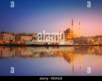 Das Panorama der Schönheit von Istanbul einen dramatischen Sonnenuntergang vom Galata-Brücke, Istanbul, Türkei Stockfoto