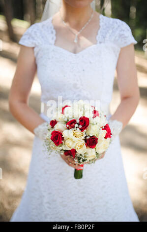 Braut hält einen Strauß Rosen Stockfoto