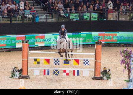 Liverpool International Horse Show, Januar 2016, Vereinigtes Königreich.  Emily Bettenstation Remi Cavalleri Stockfoto