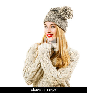 Glückliche Frau im Winter Pullover und Mütze Stockfoto