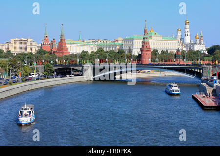 Ausflugsboote Kreuzfahrt entlang der Moskwa vorbei an den Kreml (1482-1495) an einem schönen Sommertag in Moskau, Russland Stockfoto