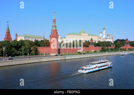 Ausflugsboote Kreuzfahrt entlang der Moskwa vorbei an den Kreml (1482-1495) an einem schönen Sommertag in Moskau, Russland Stockfoto