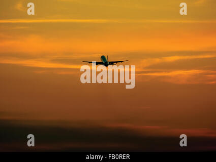 Passagierflugzeug fliegen über Wolken Abend. echtes Foto. Stockfoto