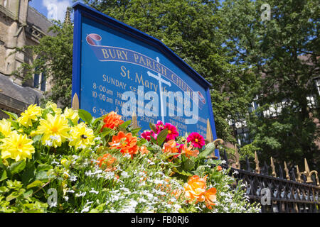 Blume in einem Wand-Trog außerhalb St. Mary die Jungfrau Pfarrkirche, Bury, RHS "Britain in Bloom" Anzeigen mehrere Preisträger. Stockfoto