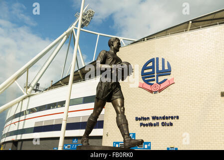 Die Statue von Bolton Wanderers bekanntesten ehemaligen Spieler, Nat Lofthouse, steht außerhalb ihrer Boden, das Macron-Stadion. Stockfoto