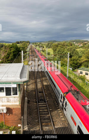 Jungfrau-Züge Pendolino in Richtung Süden auf der geraden Abschnitt der West Coast Main Line Bahn Hest Bank, Lancashire. Stockfoto