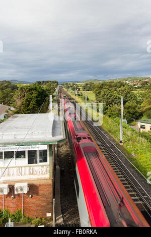 Jungfrau-Züge Pendolino Richtung Norden auf der geraden Abschnitt der West Coast Main Line Railway bei Hest Bank, Lancashire. Stockfoto