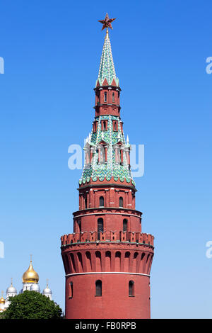 Der Vodovzvodnaya-Turm oder Wasserturm (1488) und die Kathedrale des Archangel (1508) im Kreml in Moskau, Russland Stockfoto