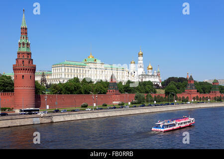 Ausflugsboote Kreuzfahrt entlang der Moskwa vorbei an den Kreml (1482-1495) an einem schönen Sommertag in Moskau, Russland Stockfoto