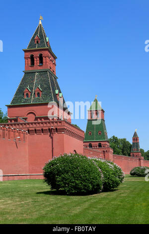 Die Taynitskaya (1485) zunächst ungenannt und zweite unbenannte Tower (1480s) des Kreml in Moskau, Russland Stockfoto