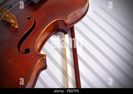Altmodische Violine mit Bogen und Notizen, Nahaufnahme Stockfoto