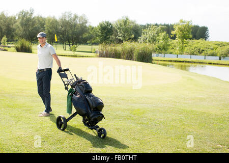 Junger Mann beim Golfen Stockfoto
