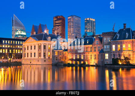 Das niederländische Parlament Gebäude vom Binnenhof aus Übersee Hofvijver in den Haag, Niederlande in der Nacht. Stockfoto