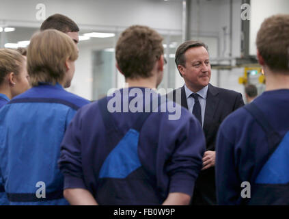 München, Deutschland. 7. Januar 2016. Großbritanniens Premierminister David Cameron spricht mit Praktikanten Arbeitnehmer während seines Besuchs in die Produktionslinien bei der BMW Werksgelände in München, Deutschland, 7. Januar 2016. Foto: MICHAELA REHLE/Dpa/Alamy Live News Stockfoto