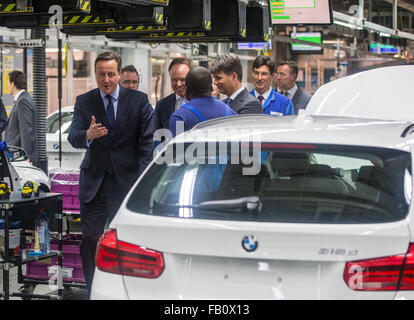 München, Deutschland. 7. Januar 2016. Großbritanniens Premierminister David Cameron (L) besucht Produktionslinien bei der BMW Werksgelände in München, Deutschland, 7. Januar 2016. Foto: MARC Müller/Dpa/Alamy Live News Stockfoto