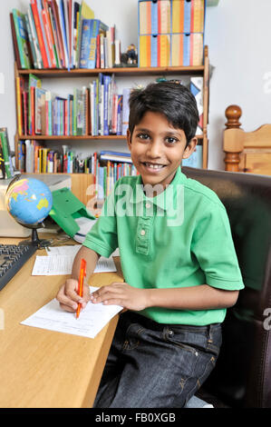 Kleiner Junge seine Hausaufgaben nach der Schule Stockfoto