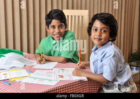 Zwei jungen, die ihre Hausaufgaben nach der Schule Stockfoto
