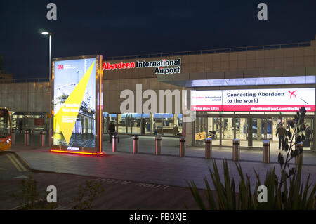 dh Internationaler Flughafen DYCE FLUGHAFEN ABERDEEN Nacht Eingang Terminal Ausgang schottische Flughäfen Schottland Stockfoto