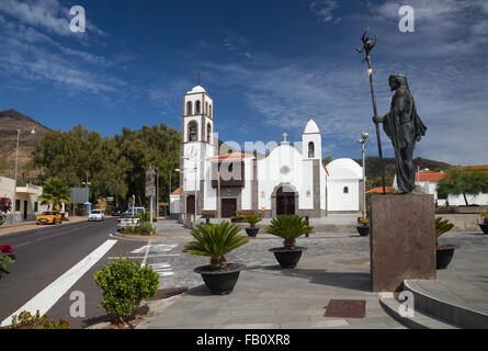 Kirche von San Fernando und Statue von Alonso Diaz Guanchen Chef in Santiago del Teide, Teneriffa Stockfoto