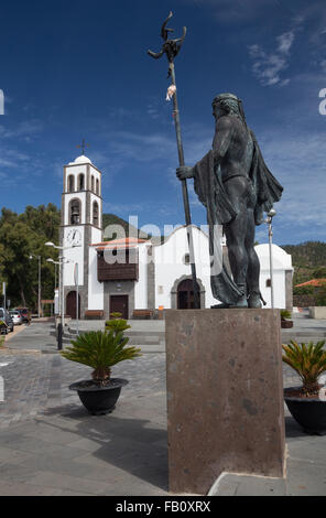Kirche von San Fernando und Statue von Alonso Diaz Guanchen Chef in Santiago del Teide, Teneriffa Stockfoto