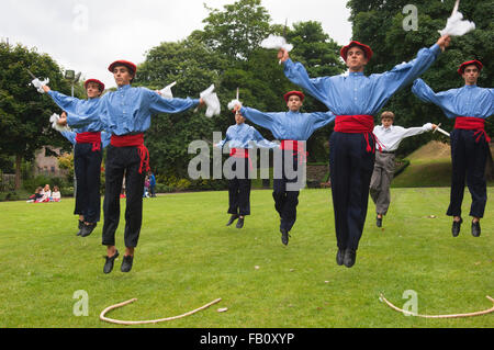 Darsteller in Union Terrace Gardens als Bestandteil der Aberdeen International Youth Festival. Stockfoto