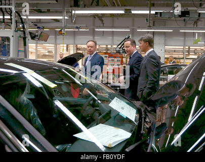 München, Deutschland. 7. Januar 2016. Großbritanniens Premierminister David Cameron, besuchen Sie BMW CEO Harald Krueger (R) und Leiter der BMW Verkauf Ian Robertson (L) Produktionslinien bei der BMW Werksgelände in München, Deutschland, 7. Januar 2016. Foto: MICHAELA REHLE/Dpa/Alamy Live News
