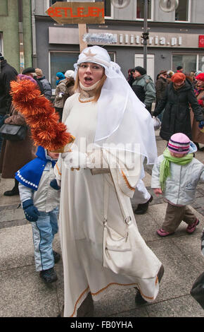 Junge Frau singen Weihnachtslieder, zu Fuß in der Epiphanie (drei Könige) Prozession kommen zum Rynek (Marktplatz) in Wroclaw, Polen Stockfoto