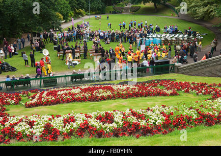 Darsteller in Union Terrace Gardens als Bestandteil der Aberdeen International Youth Festival. Stockfoto