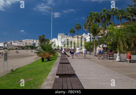 Ein Spaziergang entlang der Strandpromenade von Los Cristianos auf Teneriffa. Stockfoto