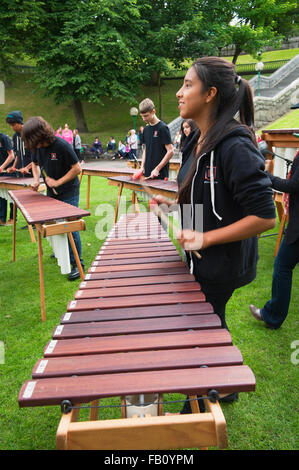 Darsteller in Union Terrace Gardens als Bestandteil der Aberdeen International Youth Festival. Stockfoto