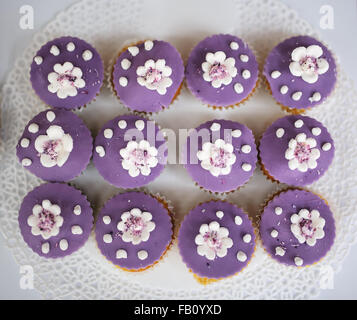 Hochzeit-Dessert mit leckeren Kuchen und Makronen Stockfoto