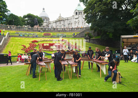 Darsteller in Union Terrace Gardens als Bestandteil der Aberdeen International Youth Festival. Stockfoto