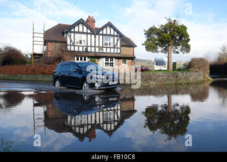 Combe, Herefordshire, England. 7. Januar 2016. UK-Wetter. Ein Auto verhandelt die überfluteten B4362 in Combe an der Grenze von England-Wales verbindet Presteigne, Powys mit Shobdon, Herefordshire. Stockfoto