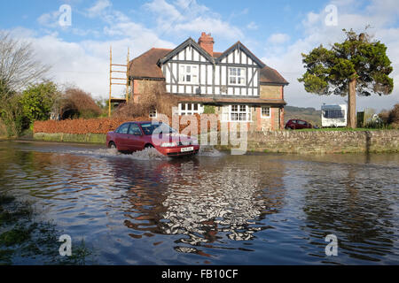 Combe, Herefordshire, England. 7. Januar 2016. UK-Wetter. Ein Auto verhandelt die überfluteten B4362 in Combe an der Grenze von England-Wales verbindet Presteigne, Powys mit Shobdon, Herefordshire. Die lokalen Hindwell Brook hat seinen Ufern platzen, wie große Mengen an Wasser weiter von vorgelagerten in Wales nach unten fortgesetzt. Stockfoto