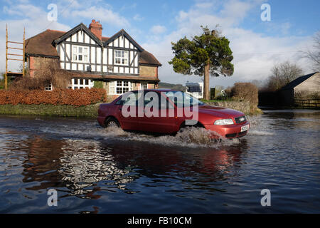 Combe, Herefordshire, England. 7. Januar 2016. UK-Wetter. Ein Auto verhandelt die überfluteten B4362 in Combe an der Grenze von England-Wales verbindet Presteigne, Powys mit Shobdon, Herefordshire. Stockfoto