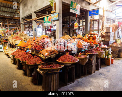 Ein Gewürzgeschäft an einer Ecke auf dem Hauptmarkt von Myitkyina. Stockfoto