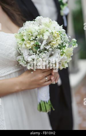 Braut hält einen schönen Blumenstrauß Stockfoto