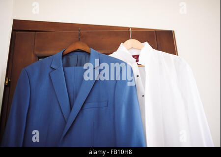 Schöne Smoking des Bräutigams am Morgen Vorbereitungen Stockfoto