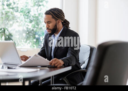 Geschäftsmann, arbeiten mit Laptop am Schreibtisch im Büro konzentriert Stockfoto